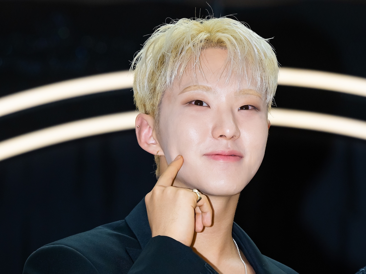 【写真】SEVENTEENホシが韓国発ストリートブランドのモデルに！秋コーデで見せた「王子様ビジュ」