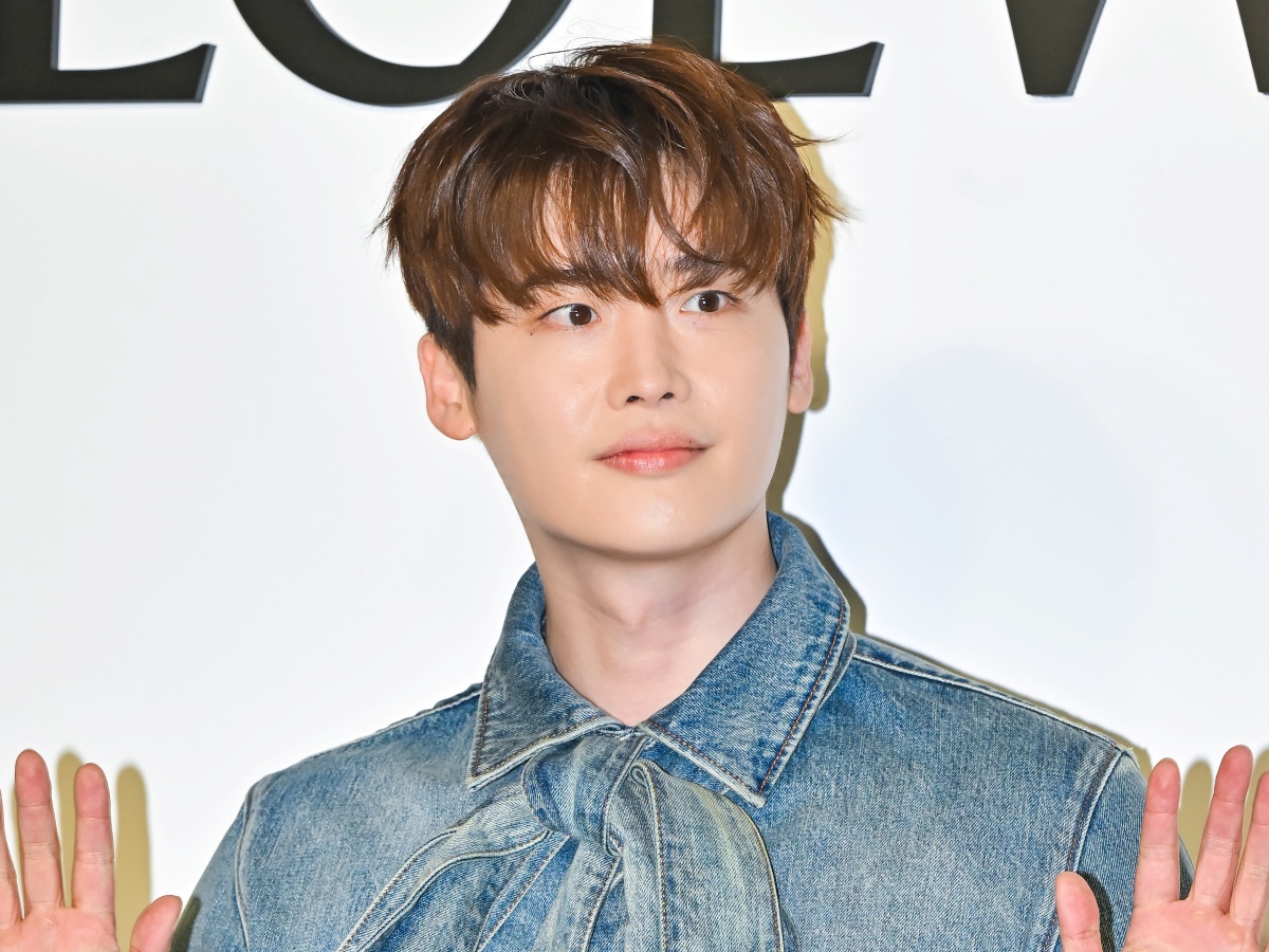 “IUの恋人”俳優イ・ジョンソク、2024年の思い出を大公開！日本でのプライベートSHOTも【PHOTO】