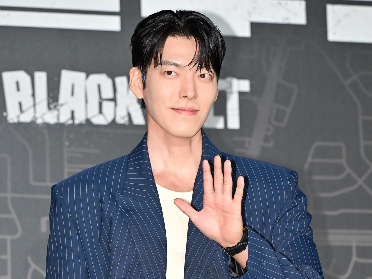 「肩幅、優勝」闘病乗り越えたキム・ウビン、スイスで見せた男の貫禄【PHOTO】