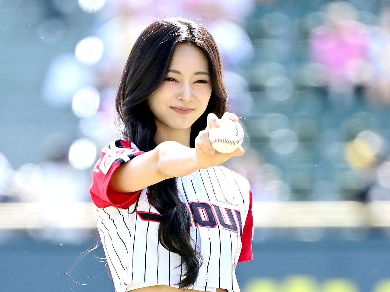【写真】ビジュアルが伝説すぎ！TWICE・ツウィ、神々しい始球式SHOTに選手もファンもメロメロ
