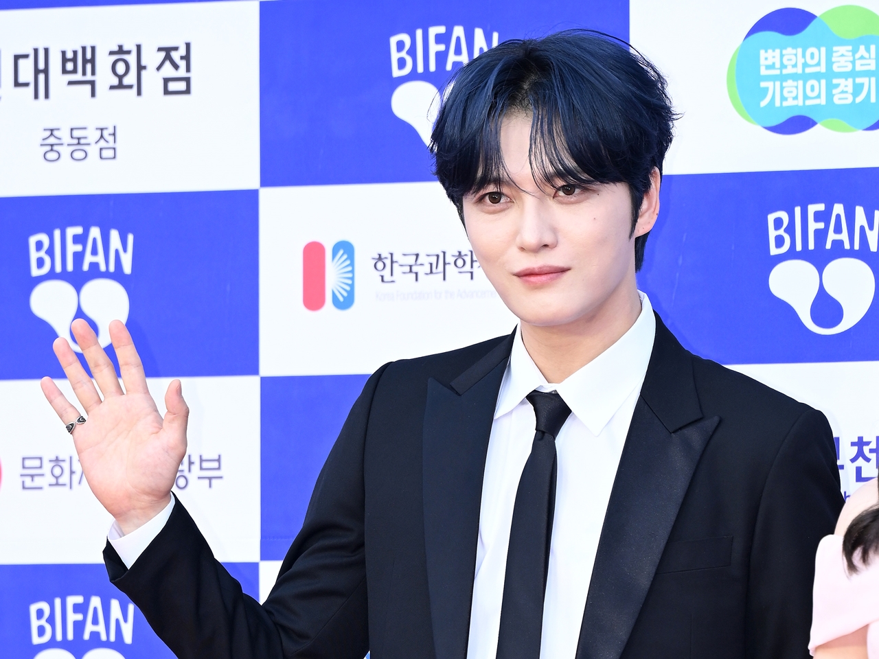 ジェジュン、隠し切れないイケメンオーラ！“超近距離SHOT”に反響「世界を救うカッコよさ」