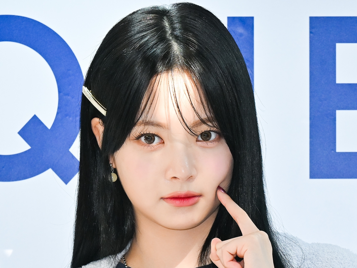 「どうなってんの？」LE SSERAFIM・ウンチェ、オフショルドレスで“非現実的な美デコルテ”をあらわに！