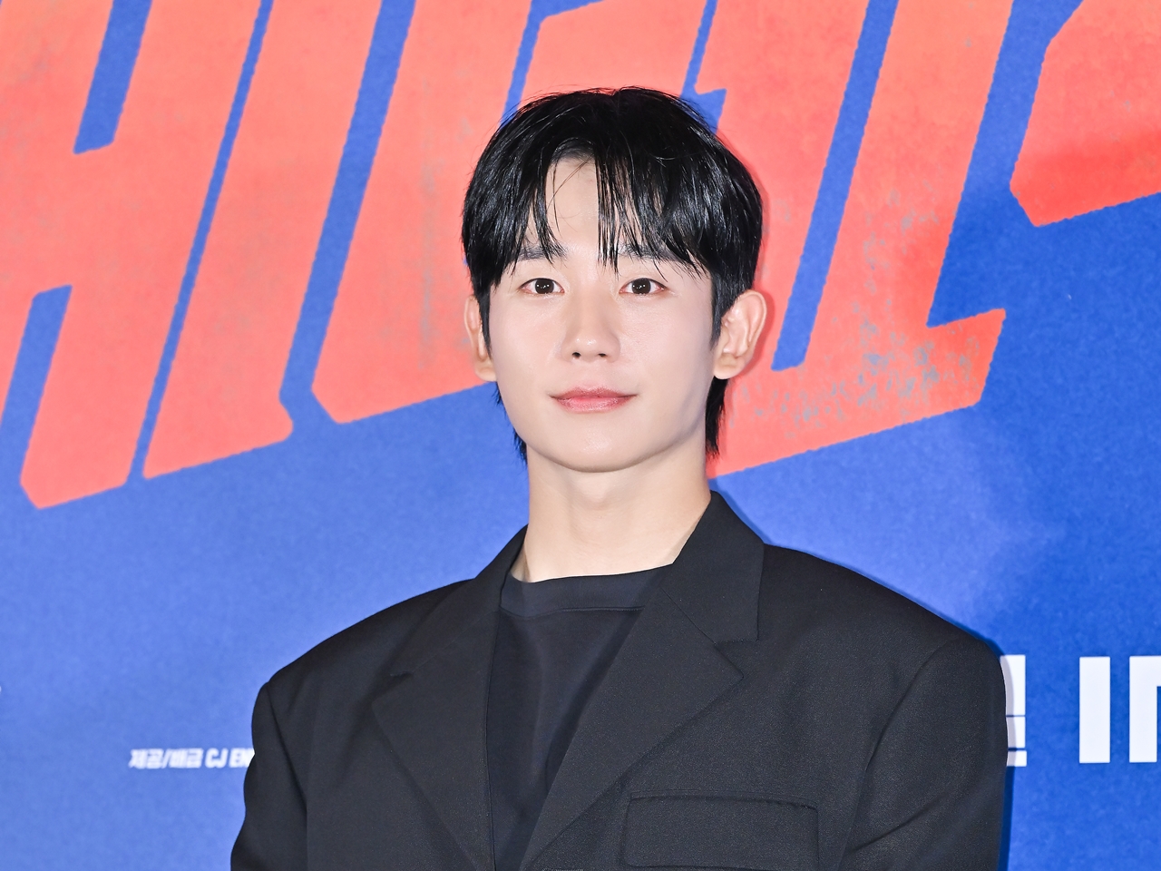 「胸元にしか目がいかない」俳優チョン・へイン、ベッド上の色気溢れるシャツ姿に釘付け【PHOTO】