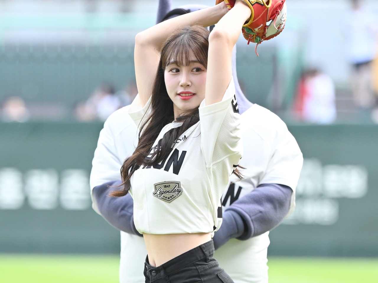 韓国チア、プロ野球ファン悩殺の大胆ポーズに反響！「美の女神」「めちゃくちゃ可愛い」と大絶賛【PHOTO】