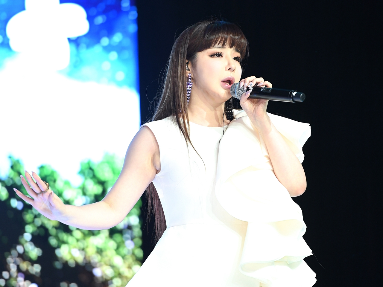 「太った、痩せた」で話題集めた2NE1パク・ボム、“全盛期の美貌”復活？二度見必至の最新ビジュ【PHOTO】