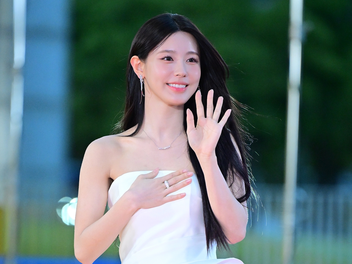 (G)I-DLE・ミヨン、背中まる見せ水着にファン騒然「大胆すぎる!!」