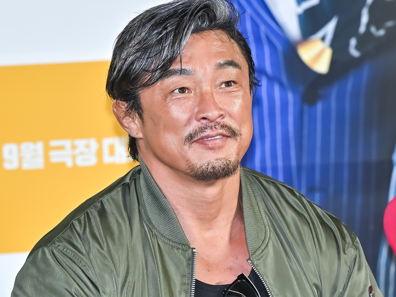 腕時計もピアスもダイヤ!? 秋山成勲、自慢の高級アクセサリーを堂々お披露目「世界に一つしかない」