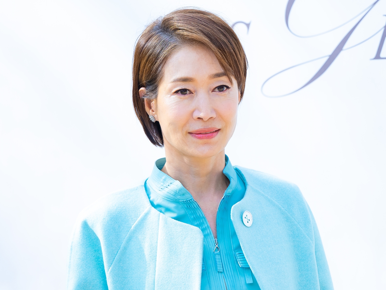 実年齢は63歳、スタイルは20代…『愛の不時着』『涙の女王』出演女優の“美背中ざっくりドレス”に反響