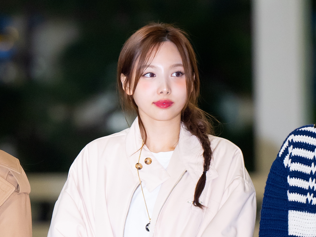 「神の域」TWICE・ナヨン、妖艶な寝そべりSHOT 赤いミニワンピ姿で成熟された美しさ披露