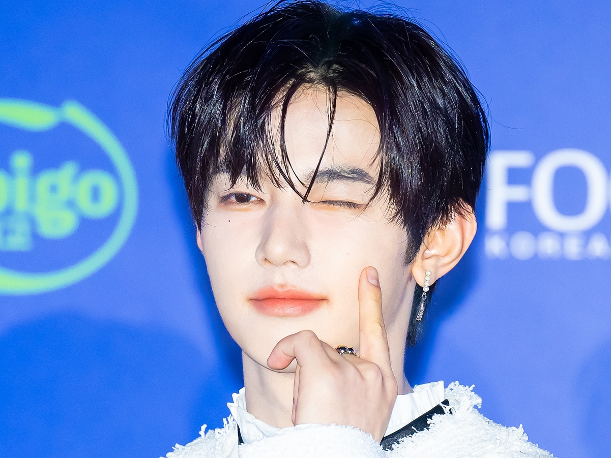 「息をのむ美しさ…」ZEROBASEONEジャン・ハオ、非現実的な“王子様ビジュ”にファン熱狂！