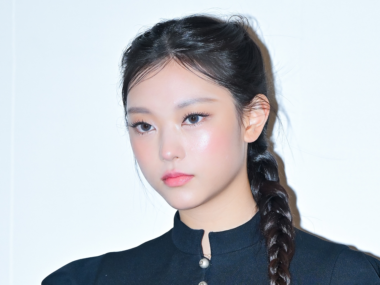 NewJeans・ヘリン、ファッション誌『ELLE JAPAN』の表紙を飾る！「DIOR」に身を包む