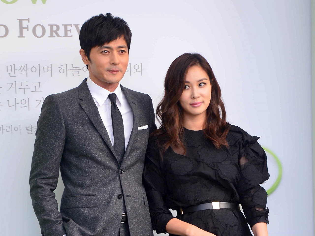 「こんな50代いるか！」チャン・ドンゴンの“奥さま”コ・ソヨン、永遠を感じさせる美貌で話題【PHOTO】