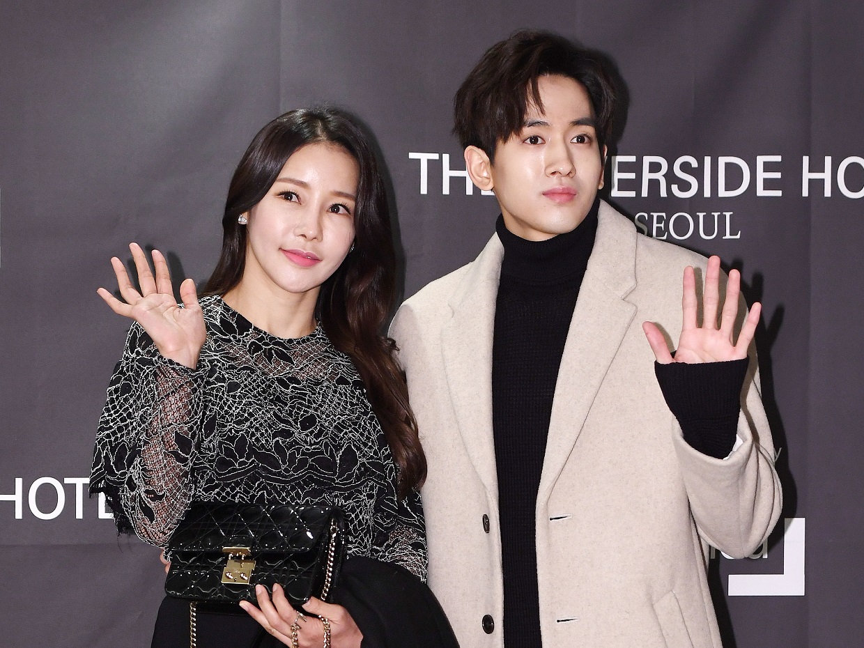 17歳年下の夫とは“見せかけ夫婦”だった？50代とは思えない美スタイルの歌手ミナ、ぶっちゃけトークで話題