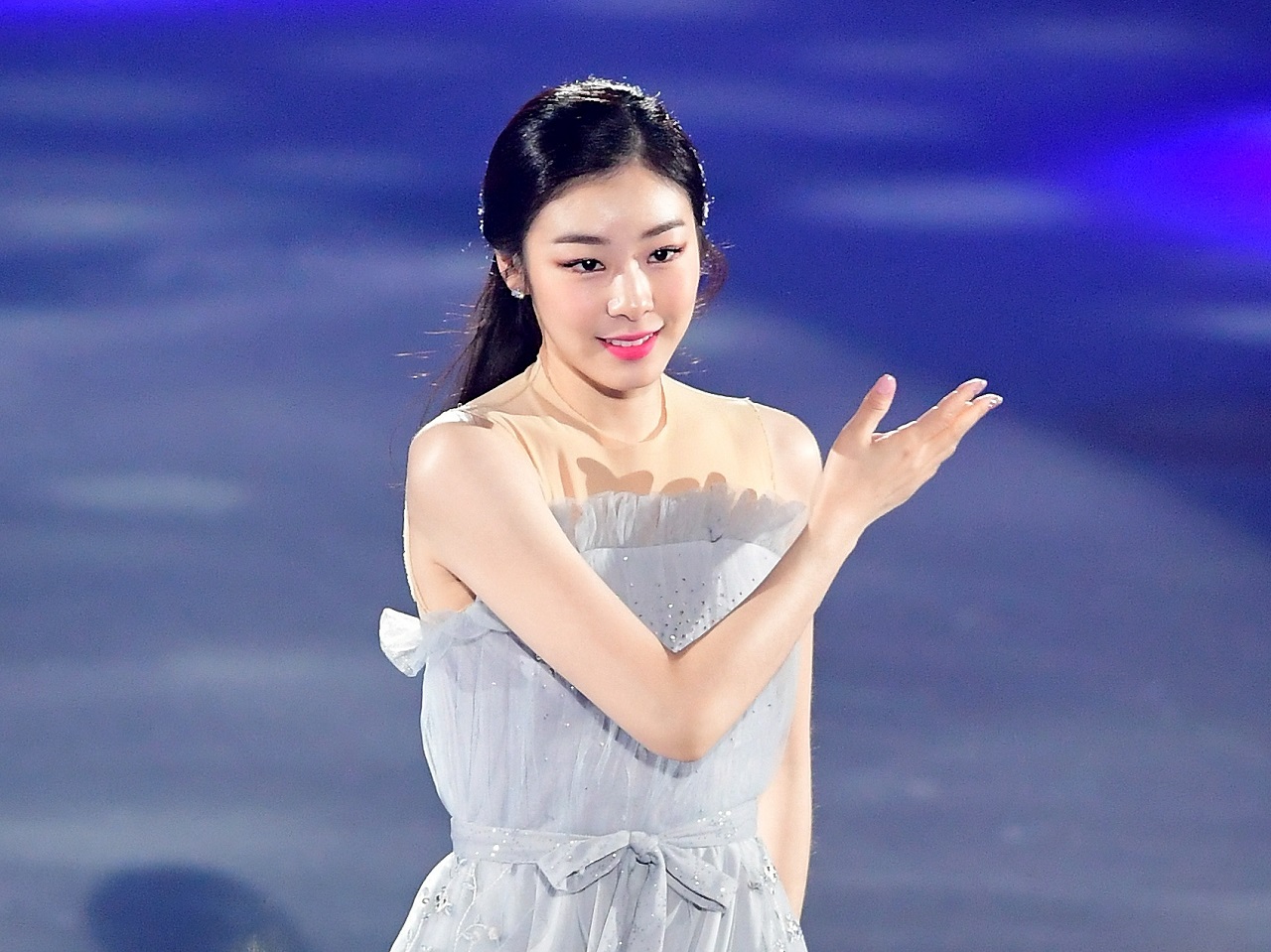 キム・ヨナ、肩まる出しの挑発ポーズ&美しさで圧巻【PHOTO】