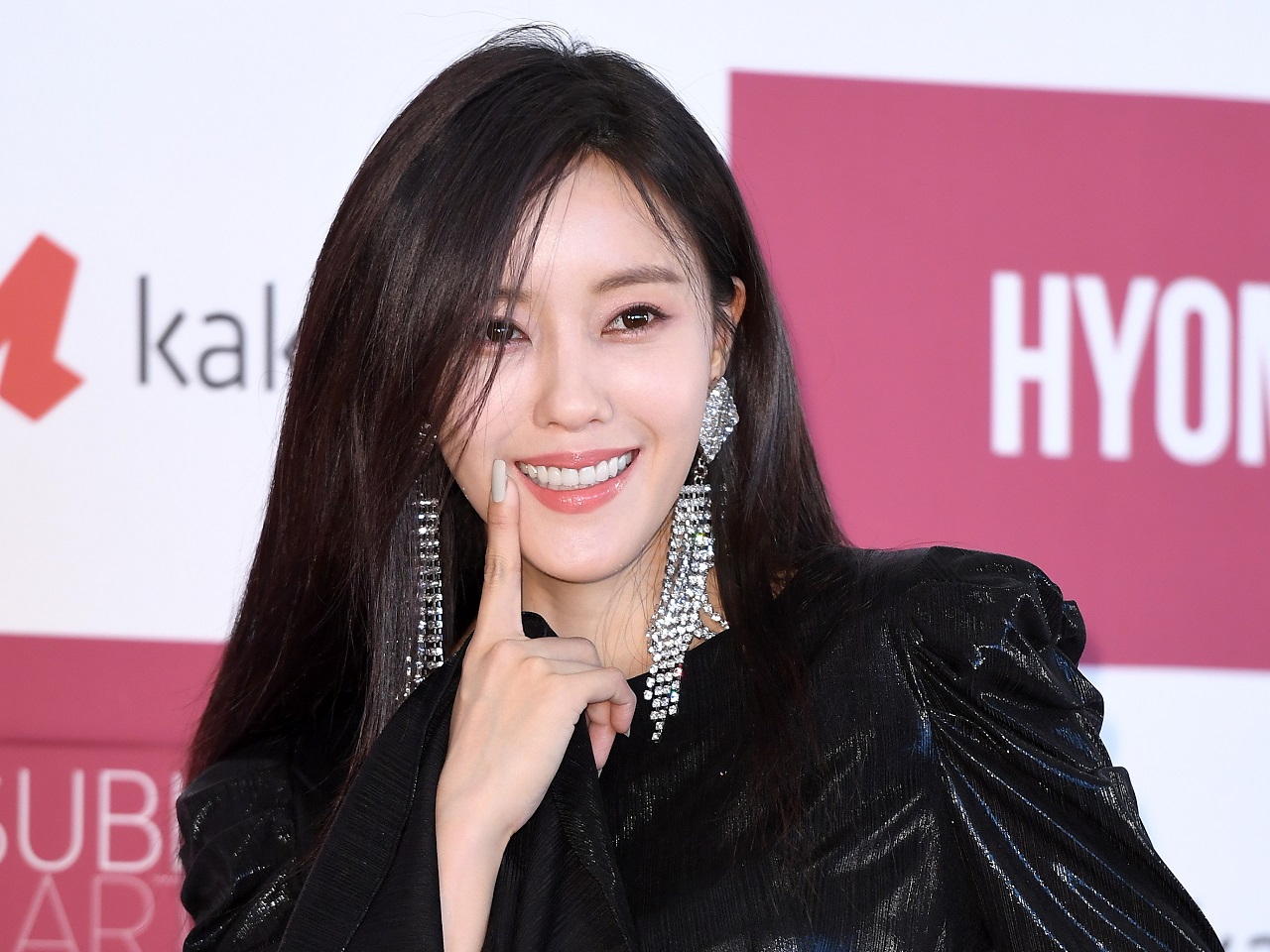 【写真】元恋人のサッカー選手は代表資格停止だが…上下に短い衣装のヒョミン、“スキャンダラスな美脚”