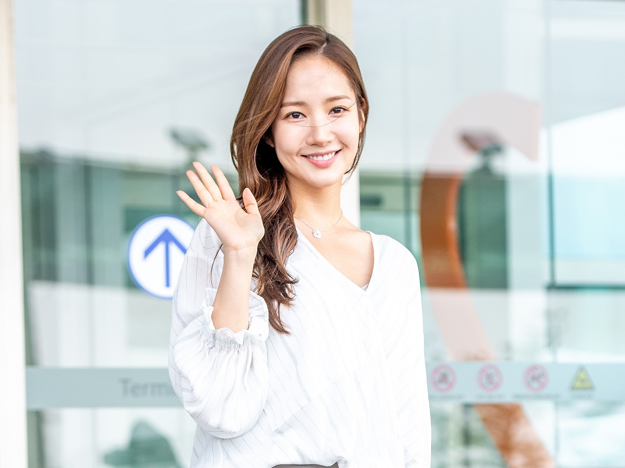 「久しぶりだね」女優パク・ミニョンが近況公開。バラの花束を背に“無欠点”の美貌披露【PHOTO】