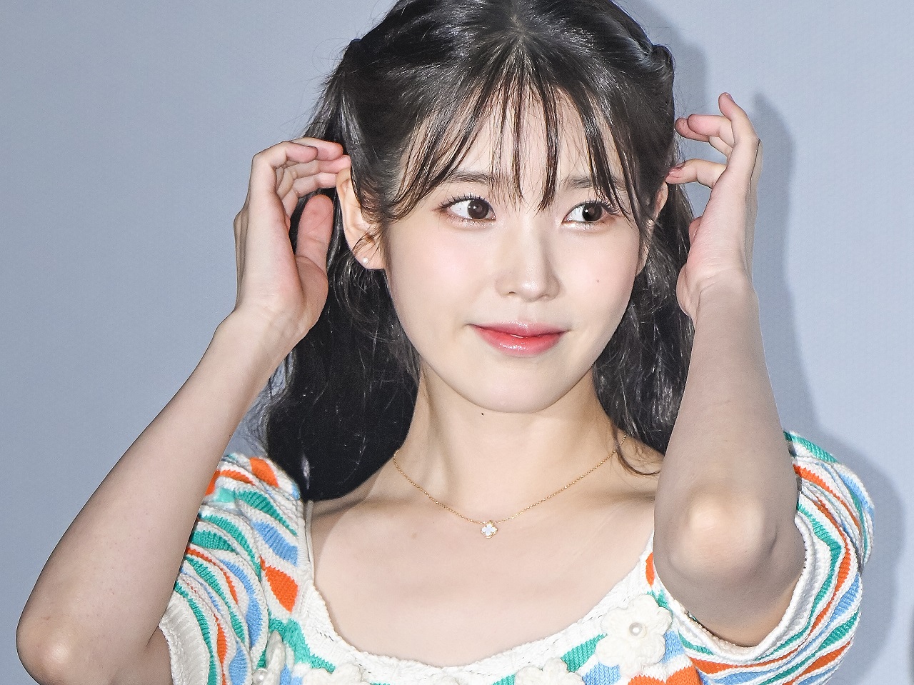 感動でしばらく動けなかったファンも…歌手IU、大地震が発生した台湾のコンサートで応援メッセージ