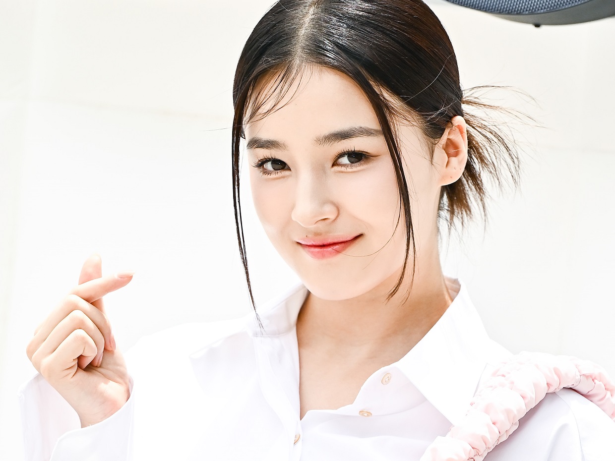 最新の“世界で最も美しい顔100”で1位に輝いた元K-POPアイドル、「日の出のような美しさ」【PHOTO】