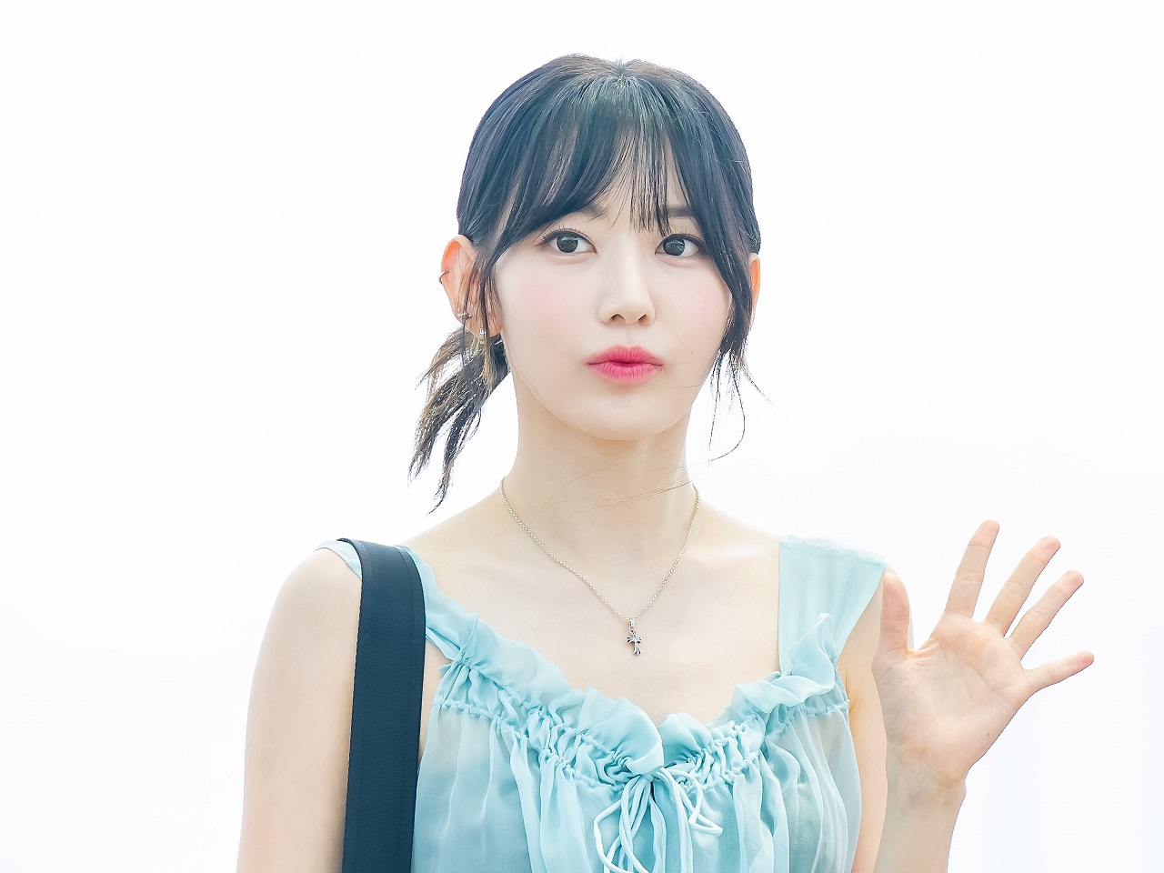 鼻筋まで美しい…LE SSERAFIM・宮脇咲良、進化する美貌で現実感を置き去りに「天使？妖精？」【PHOTO】
