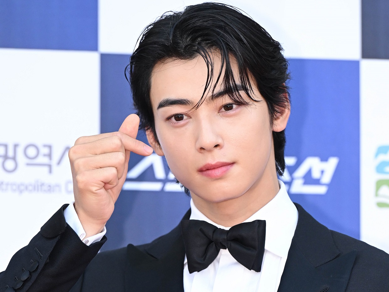 “顔天才”ASTROチャ・ウヌ、超接近してファンのハートを鷲掴み…！爆イケセルフィーに「涙出る」【PHOTO】