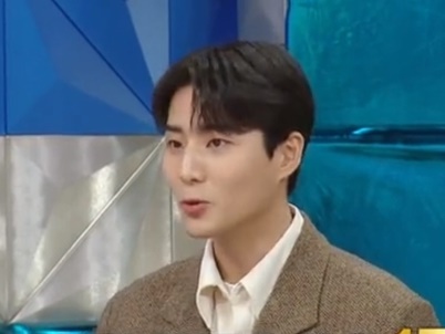 TWICEやNiziU生み出したJ.Y. Park、大豪邸には遊び場に屋内プール…招待された人気歌手は発奮