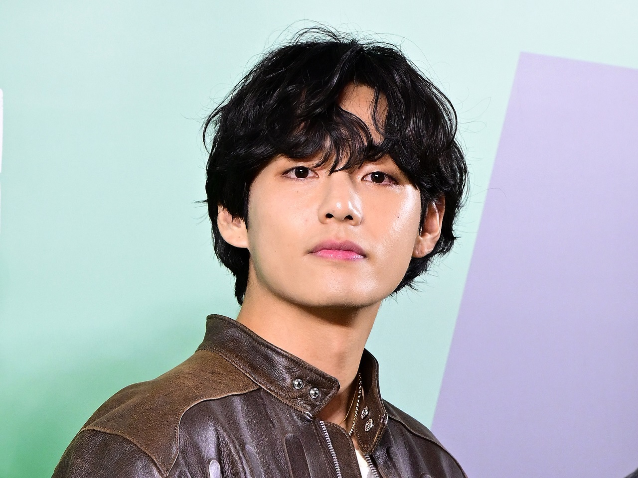 BTS・V、ミステリアスな美しさで魅了…除隊後初の雑誌カバーで放つ神秘的なオーラ