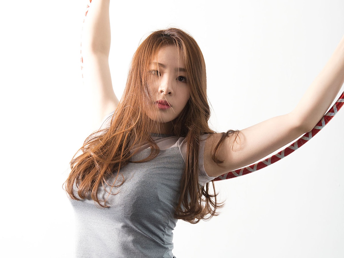 【写真】上はブラだけ…？韓国の元新体操選手が“肌多め”スタイルで街中を闊歩、美脚にも注目