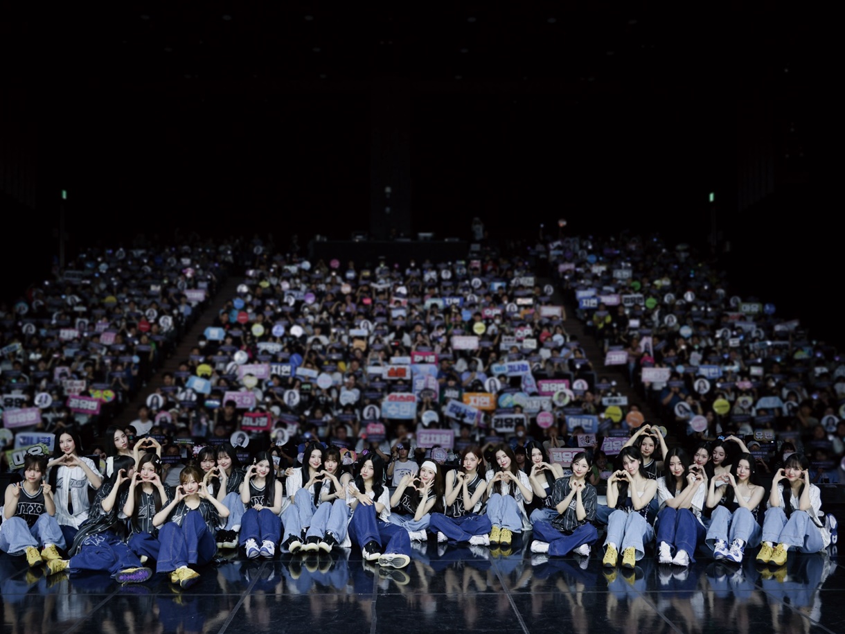 過去にはBTS・J-HOPEらも被害…“24人組”グループtripleS、公演中にファンが投げたうちわが顔に直撃