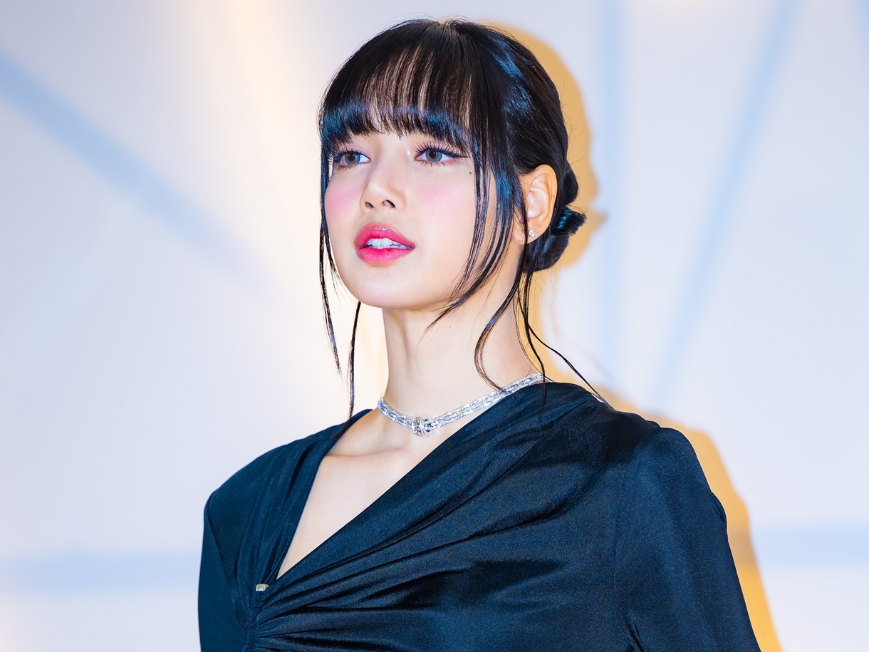 BLACKPINK・リサ、ますます大胆に…ボリューム感と肌見せブラック