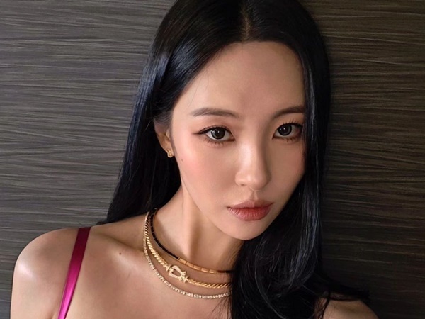 【写真】17年間“熱愛説ゼロ”の韓国女性歌手、ド派手ピンクの“ぴたぴた”マーメイドワンピにドッキドキ