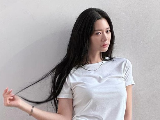 脚長すぎ…「世界で最も美しい女性」2位に選ばれた韓国女優、美しさ際立つ“シンプル”スタイル【PHOTO】