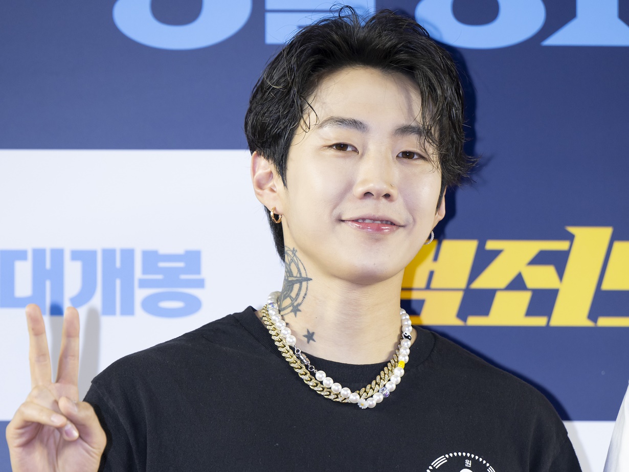 女性用インナーをタトゥーだらけの上半身に乗せ…元2PMパク・ジェボム、“成人向けSNS”開設への違和感