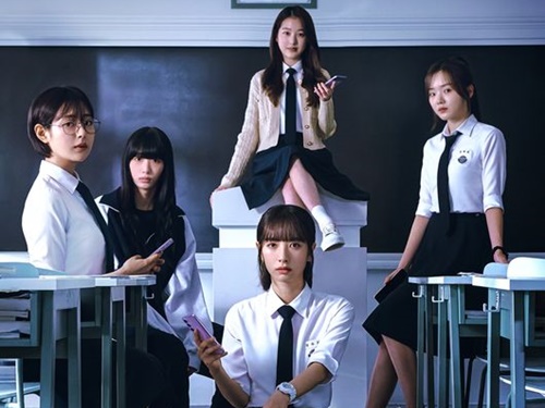 IVE・ウォニョン実姉のデビュー作が問題視される事態に、韓国の小中学校が異例の注意喚起