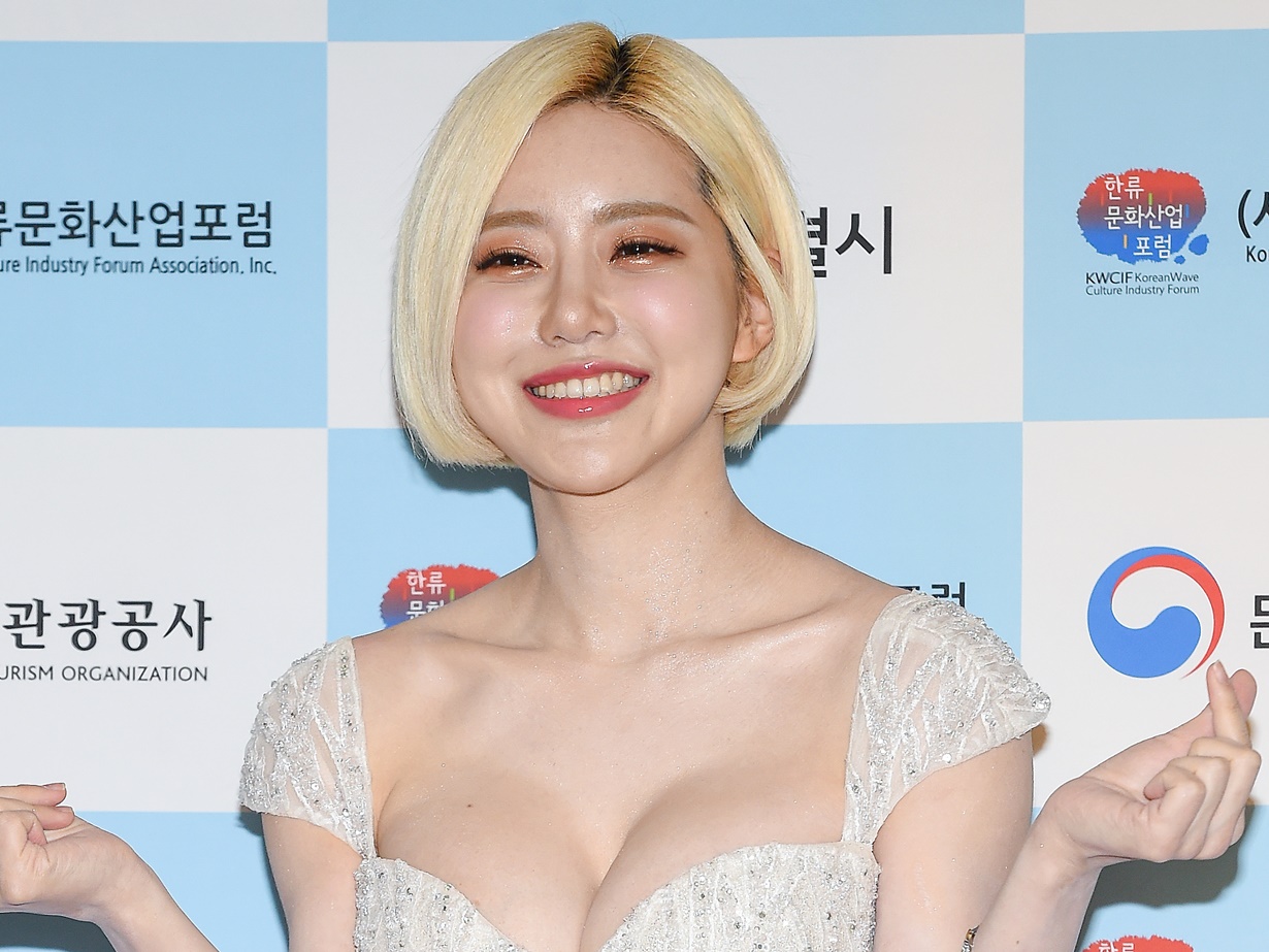 日本でのセクハラ騒動・“AV”発売中止で注目集めたDJ SODA、スパッツから伸びる白く長い美脚に釘付け【PHOTO】