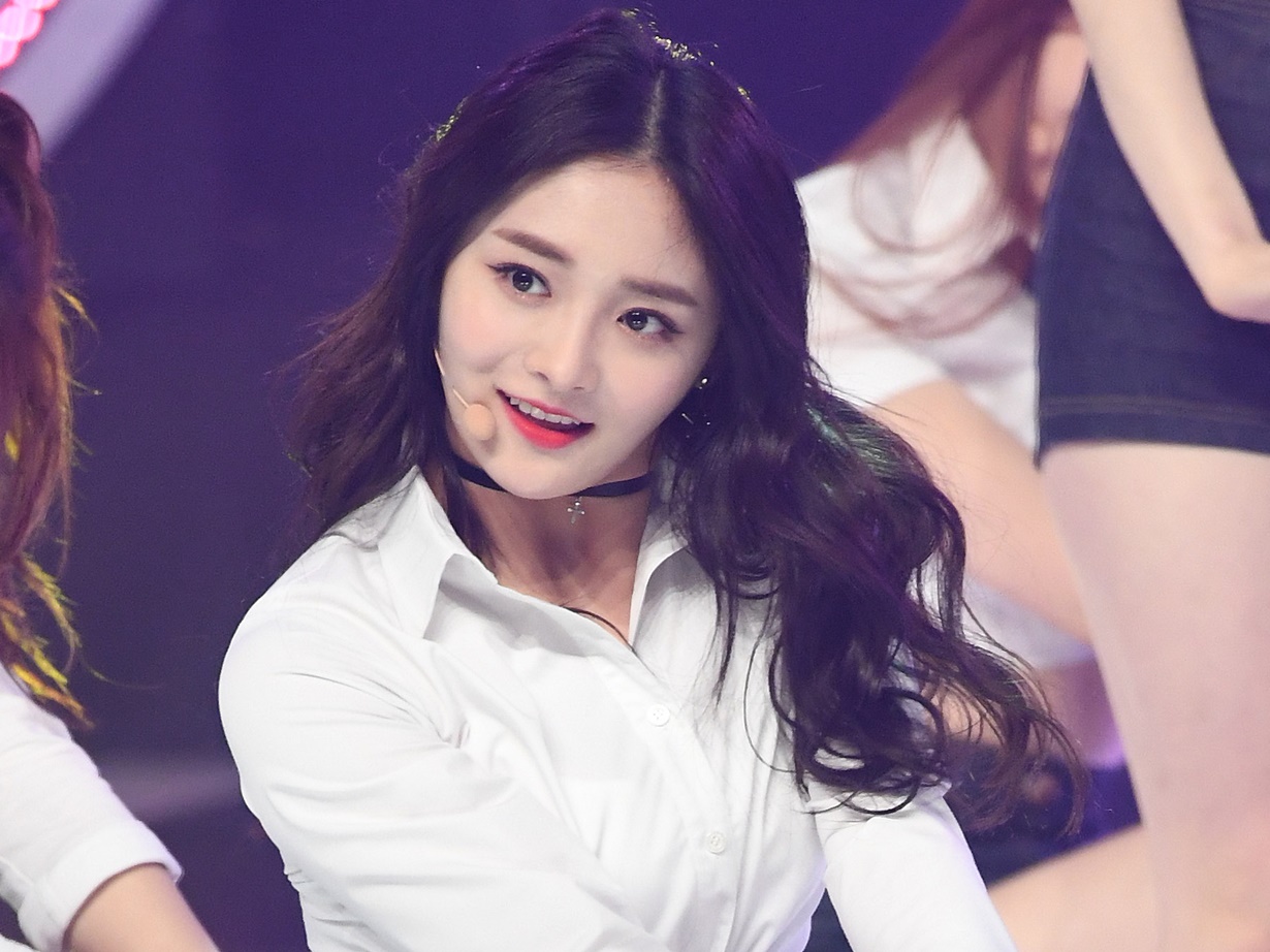 “見えそう”な大胆ミニドレス姿披露！元I.O.I、PRISTINのギョルギョンが成熟した美貌見せる【PHOTO】