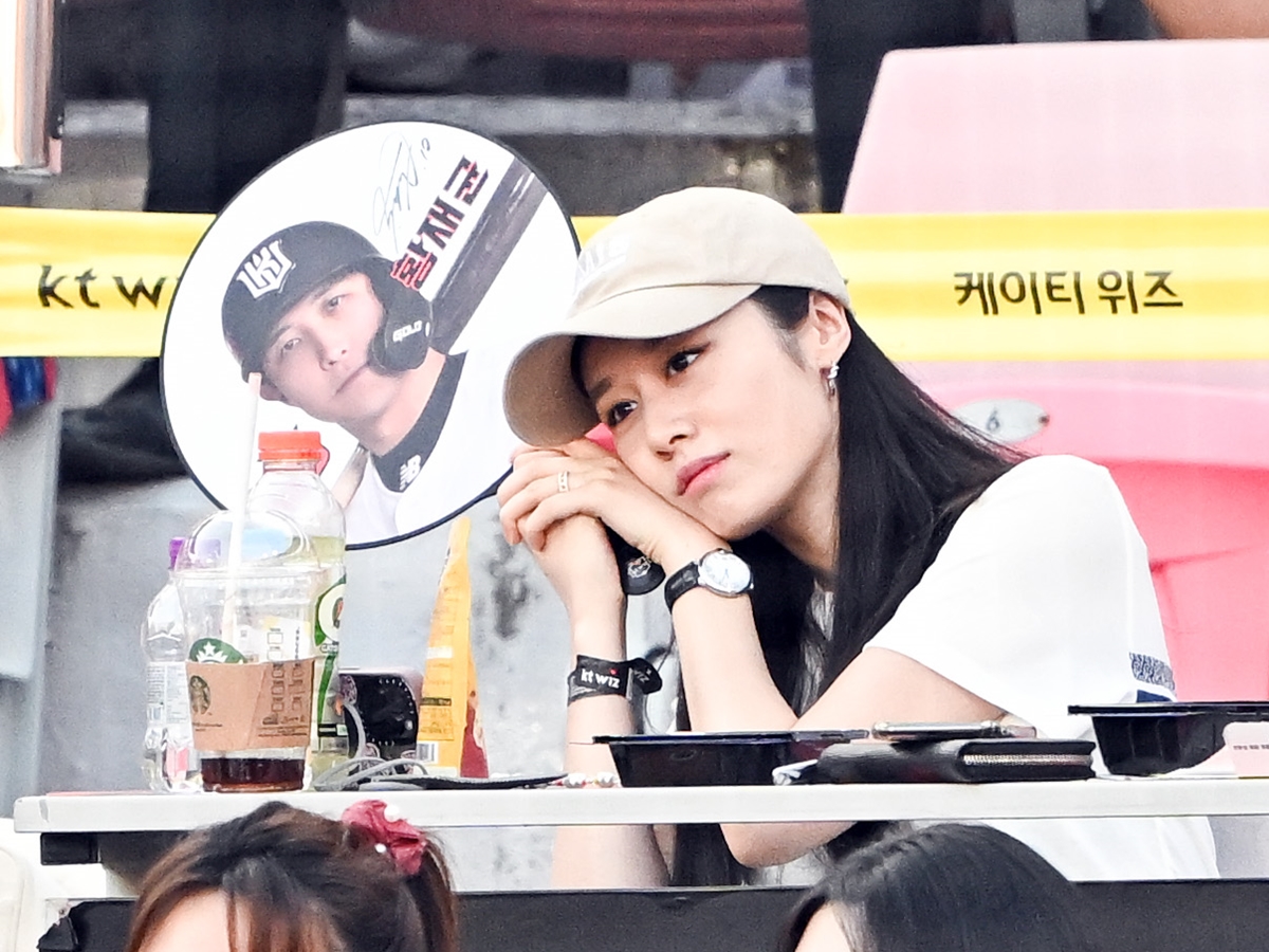 離婚後初の近況…野球選手とスピード離婚の元韓国アイドル、進化した美貌に仲間も驚愕！【PHOTO】