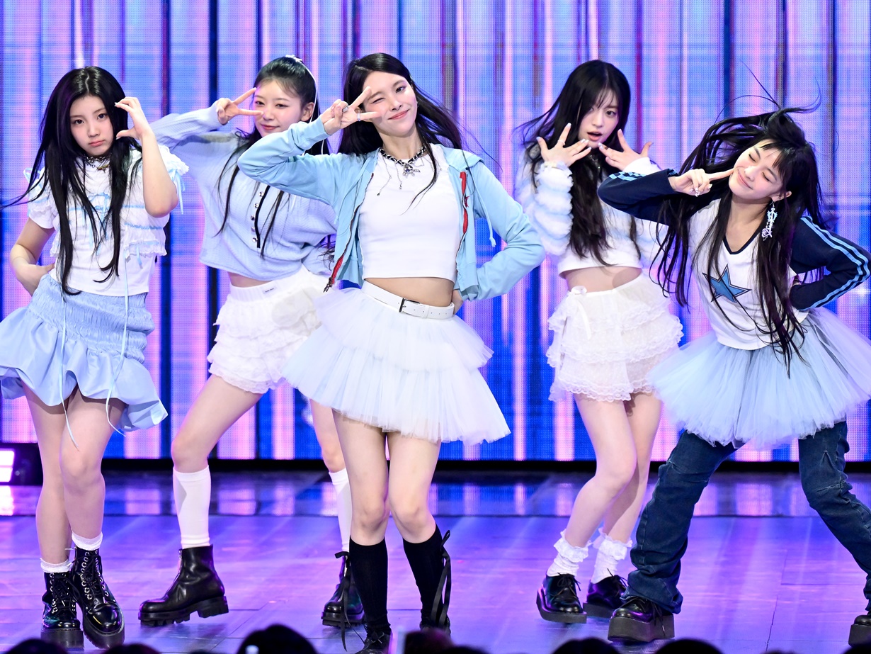 「HYBEの末娘」ILLITが語った会社への感謝…“NewJeansのコピー”騒動真っ最中も笑顔絶やさず