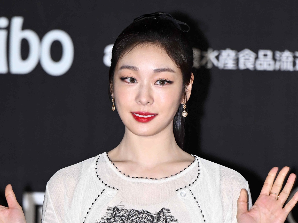 もはや別人？“フィギュア女王”キム・ヨナ、バラも霞む高貴な美貌…まるで春の女神な最新ショット【PHOTO】