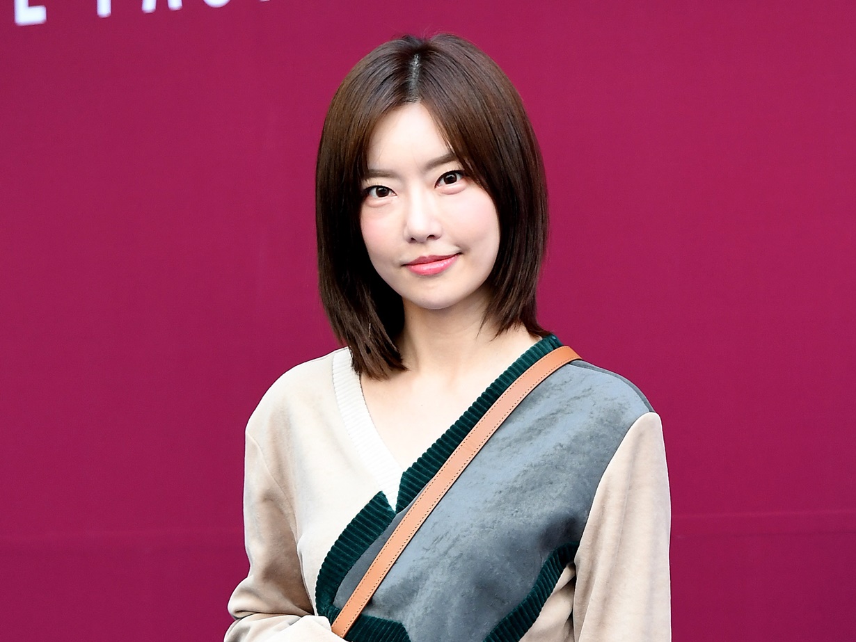 “麻酔なし10分整形手術”を告白の韓国女性歌手（39）、感想語る…昨年は10歳下俳優と結婚で話題