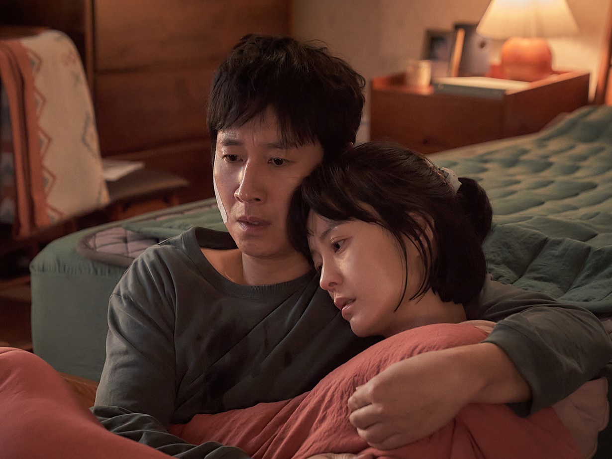 故イ・ソンギュンさんも出演の『スリープ』、恐怖と混乱の予告編が解禁…正体不明の“それ”とは