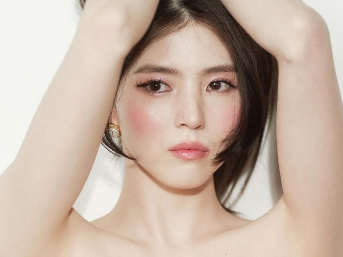 女優ハン・ソヒがデコルテ全開の“春の女神”に！年上俳優との熱愛騒動後、止まっていたSNSを再開【PHOTO】
