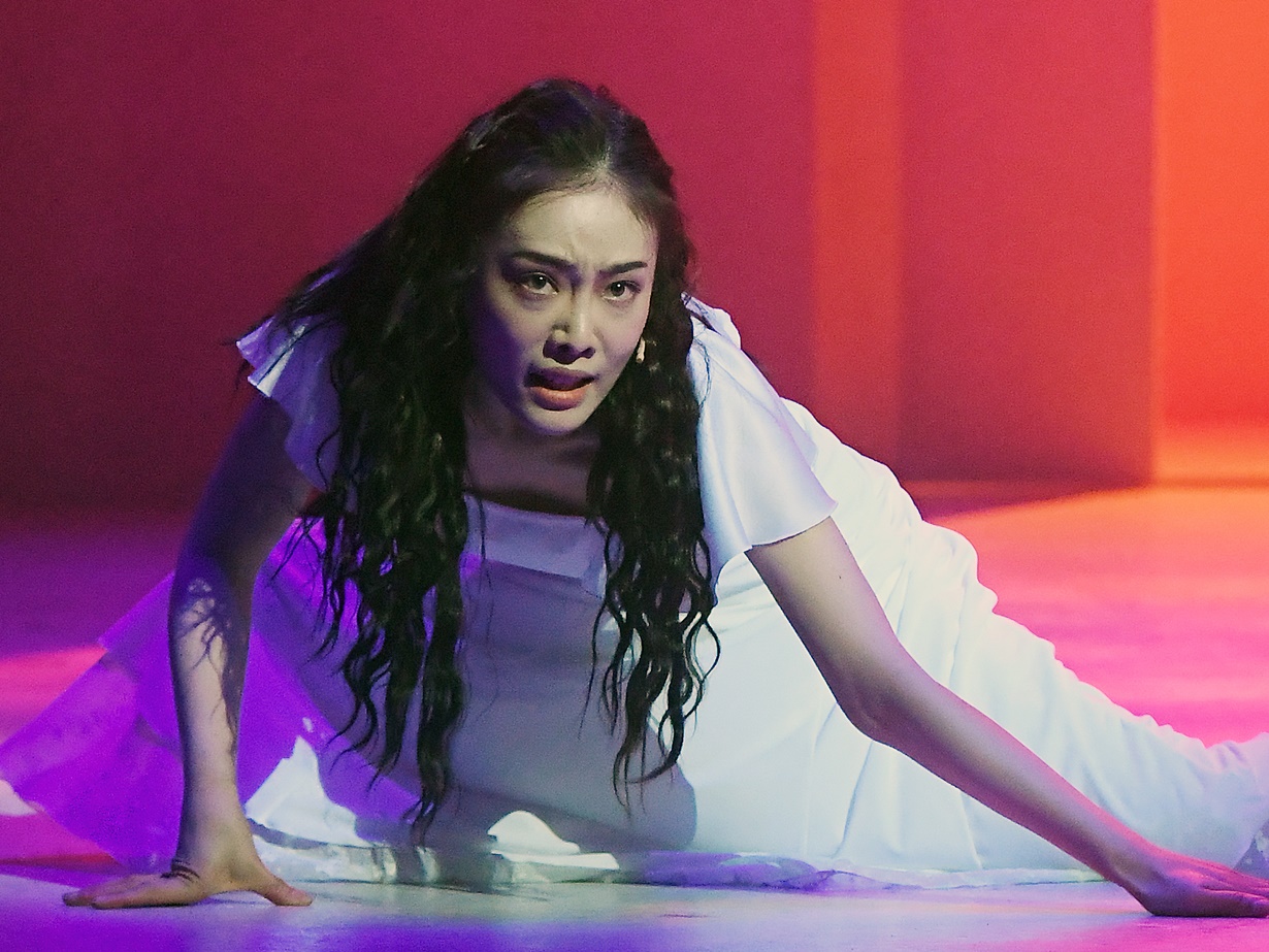 トム・クルーズ、ブラピと共演も？“いじめ疑惑”もあった『ザ・グローリー』女優がハリウッド進出…歌手活動も