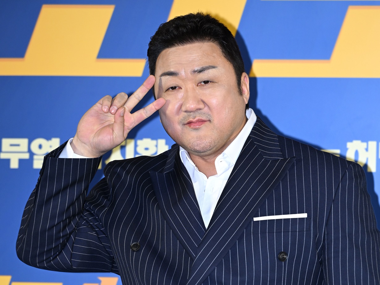 『犯罪都市』マ・ドンソクが5月に結婚式！6年の公開交際経て婚姻届は提出済み、お相手は17歳下美女