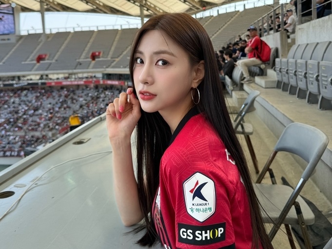 「一発やってくれる」“新サッカー女神”Apinkオ・ハヨンが中継デビュー！お目当ての選手は？