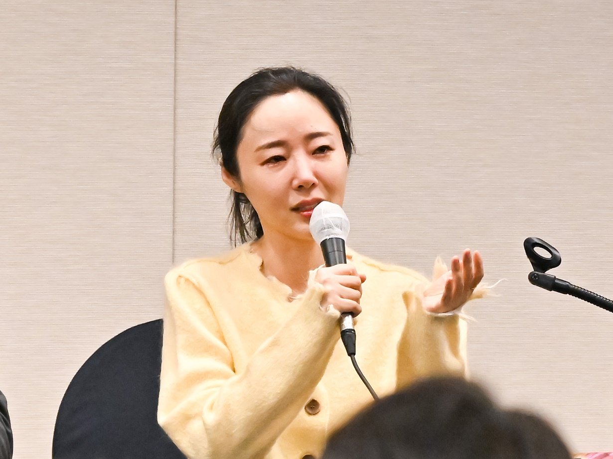 “NewJeansの母”ミン・ヒジン代表、2度目の緊急記者会見…黄色のツイードジャケット姿で登場