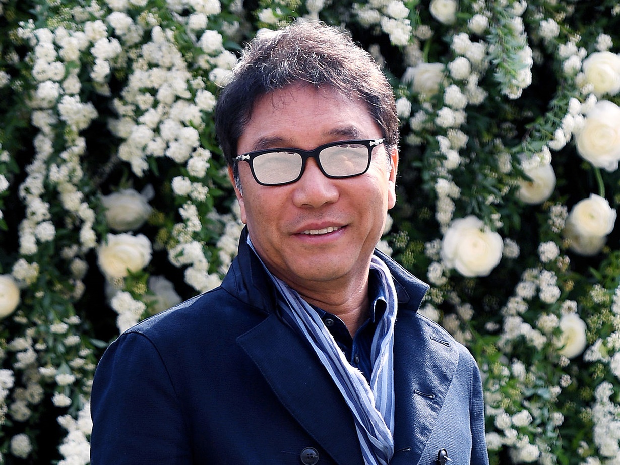 SMエンタ創立者のイ・スマン元総括P、約1年ぶりに公の場に…商標出願も行い復帰に向けて始動か