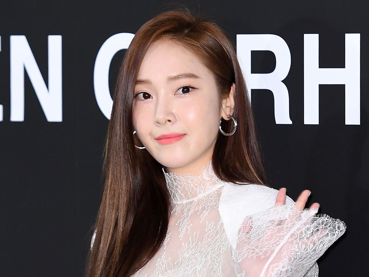 元・少女時代、昨年中国で再デビュー…ジェシカ、“肌見せ”も躊躇しない刺激的なドレス姿公開【PHOTO】