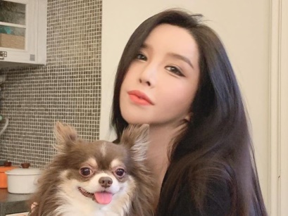 韓国の“トランスジェンダー”タレントが愛犬の訃報を報告「お母さんの息子になってくれて…」