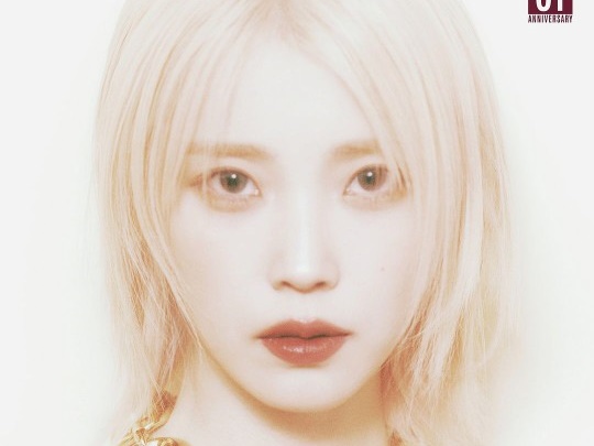 【写真】衝撃の“美背中全開トップス”…金髪に変身の歌手IU、ファッション誌で大胆新境地