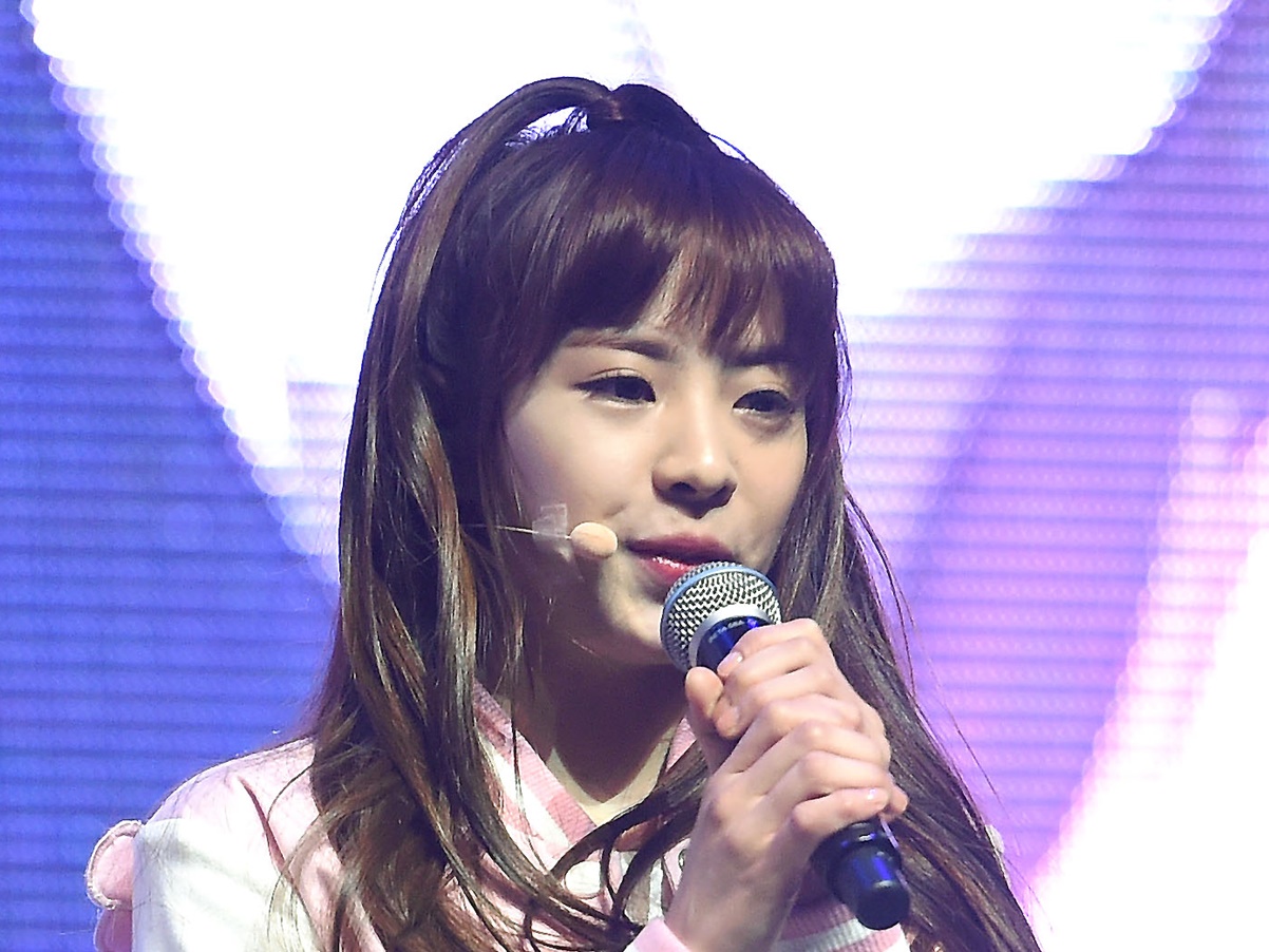 熱愛発覚のaespa・カリナをバカにした？元アイドルが謝罪、17年に健康問題でグループ脱退